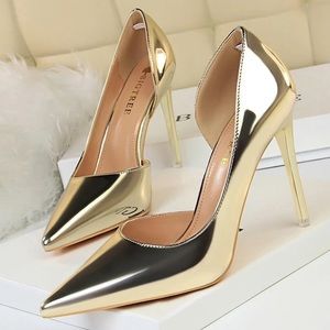 Gold high heel pumps. Size 38.